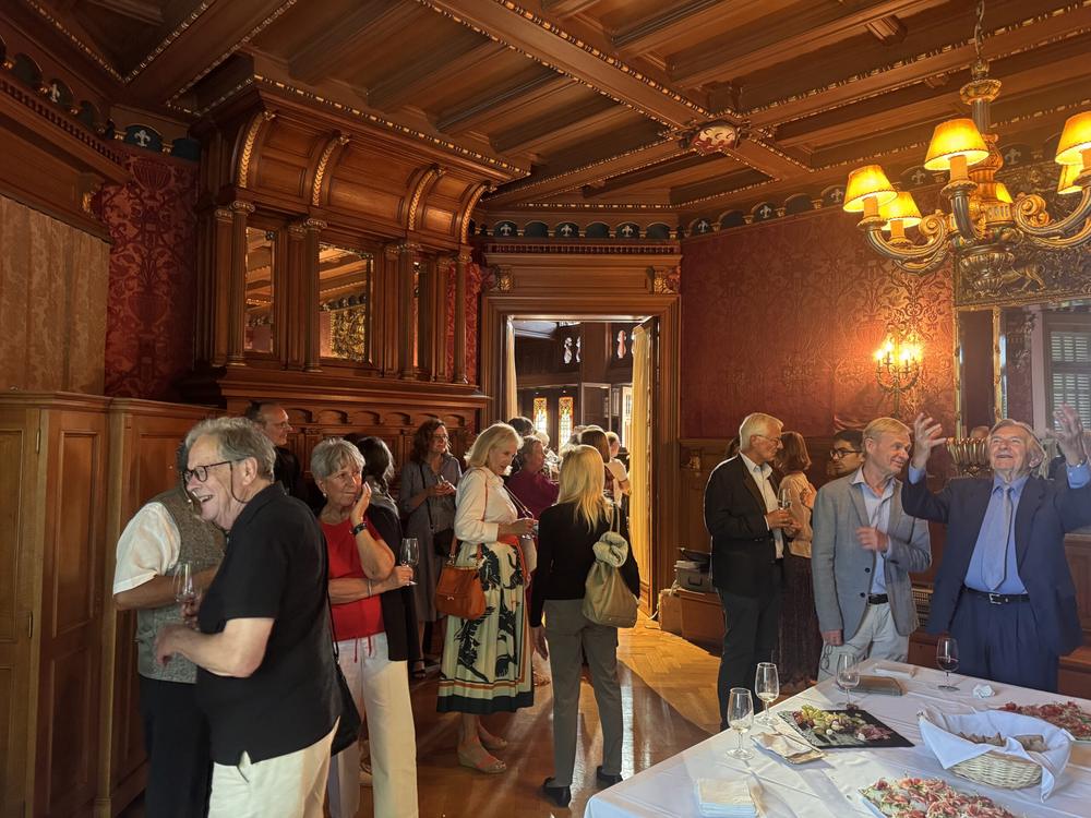 Gespräche beim Aperitif