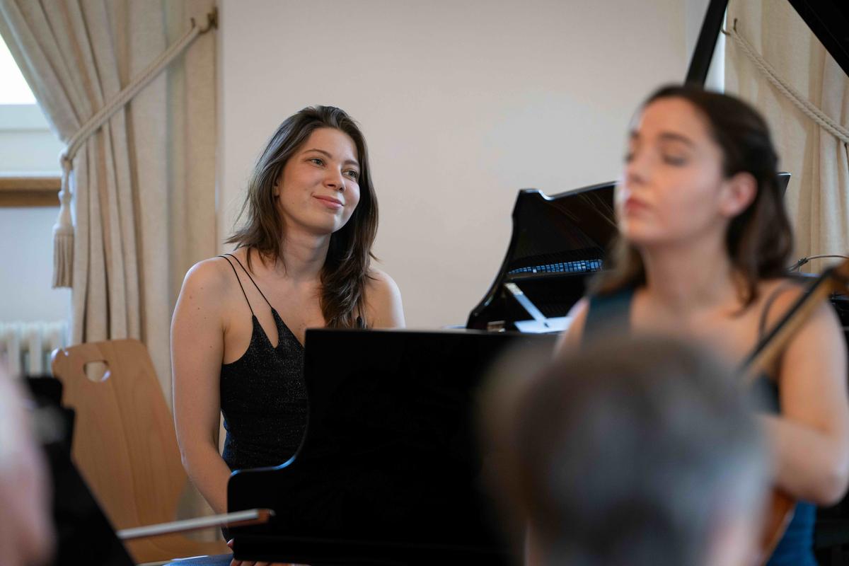 Pianistin und Cellistin im Konzert
